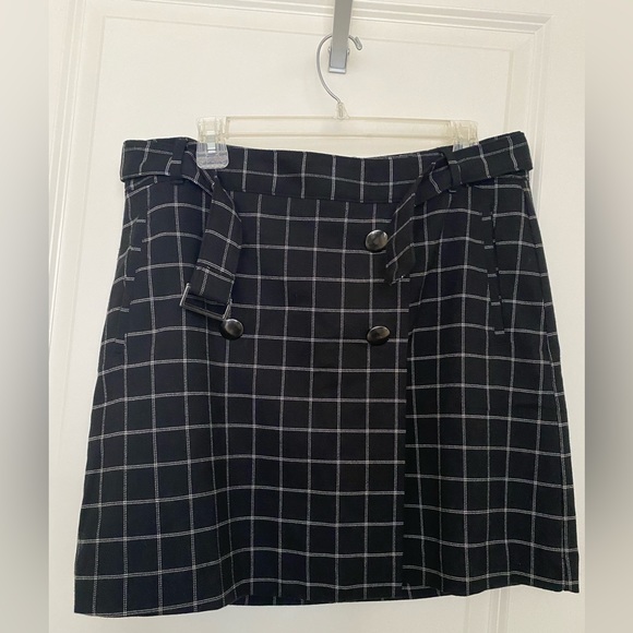 FINAL SALE Banana Republic Black Checkered Skirt with Buttons EUC - Picture 2 of 5